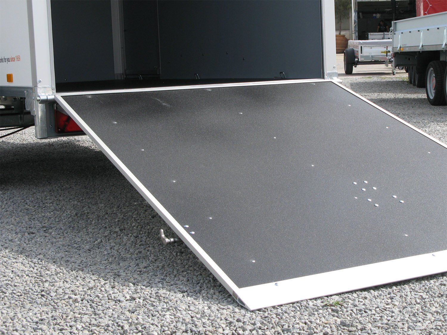 Saris FW 2000 Rampe Seitentüre – Kofferanhänger – 2000 kg – Bild 13