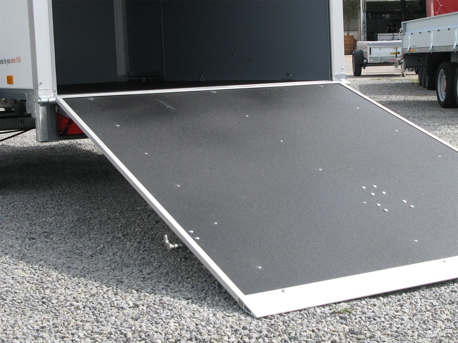 Saris FW 2000 Rampe Seitentüre – Kofferanhänger – 2000 kg – Bild 14