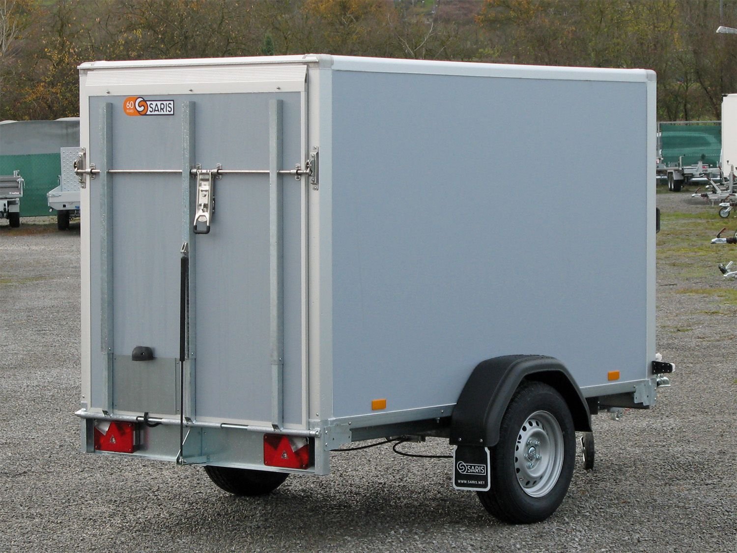 Saris DV135 mit Rampe und Seitentüre – Kofferanhänger – 1350 kg – Bild 8