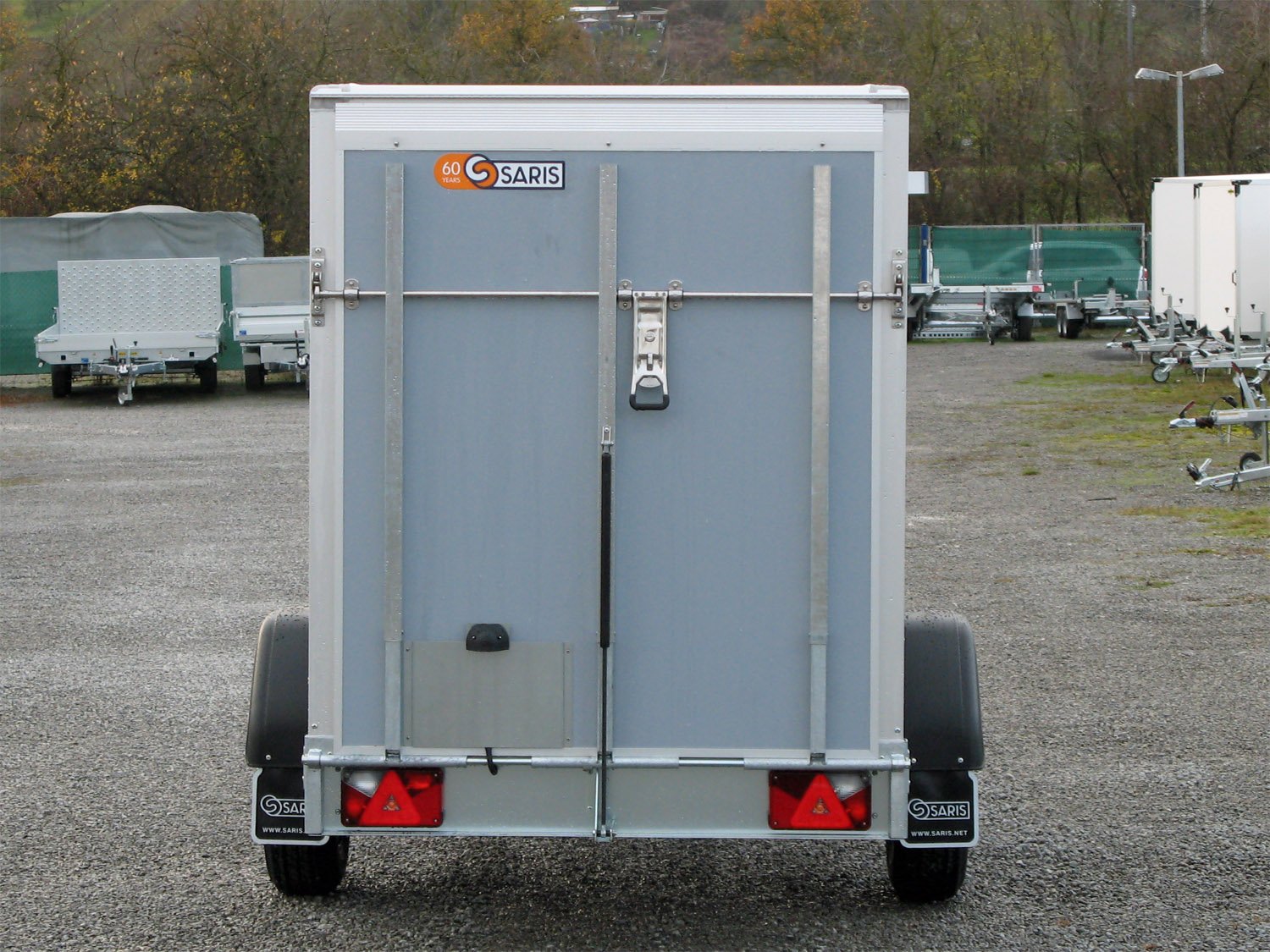 Saris DV135 mit Rampe und Seitentüre – Kofferanhänger – 1350 kg – Bild 9