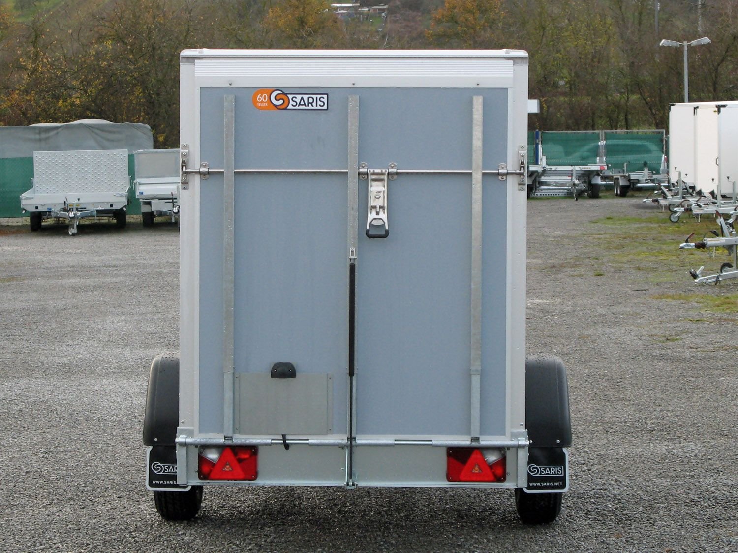 Saris DV135 mit Rampe und Seitentüre – Kofferanhänger – 1350 kg – Bild 10