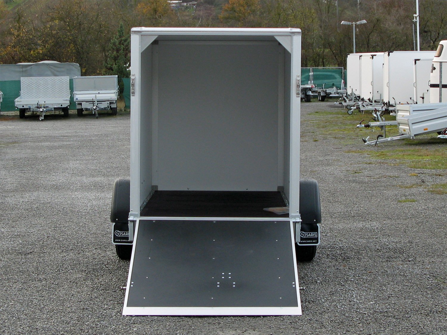 Saris DV135 mit Rampe und Seitentüre – Kofferanhänger – 1350 kg – Bild 11
