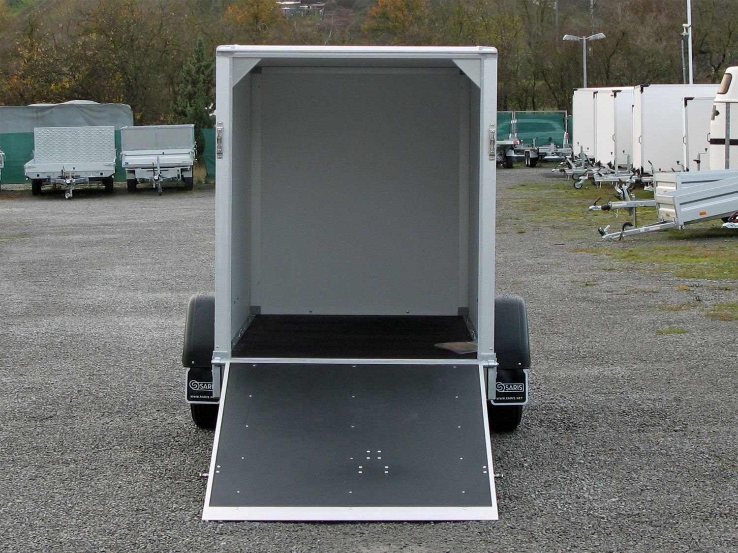 Saris DV135 mit Rampe und Seitentüre – Kofferanhänger – 1350 kg – Bild 12