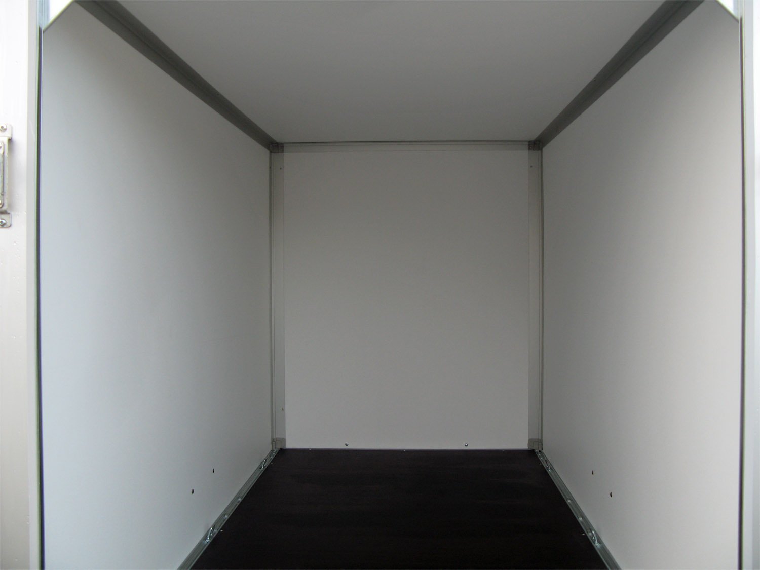 Saris DV135 mit Rampe und Seitentüre – Kofferanhänger – 1350 kg – Bild 13