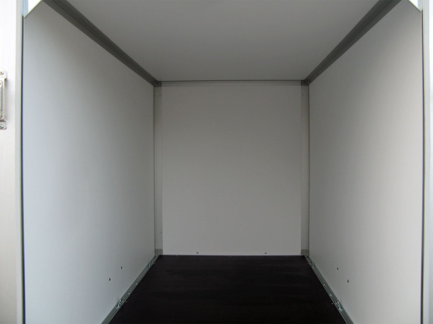 Saris DV135 mit Rampe und Seitentüre – Kofferanhänger – 1350 kg – Bild 14