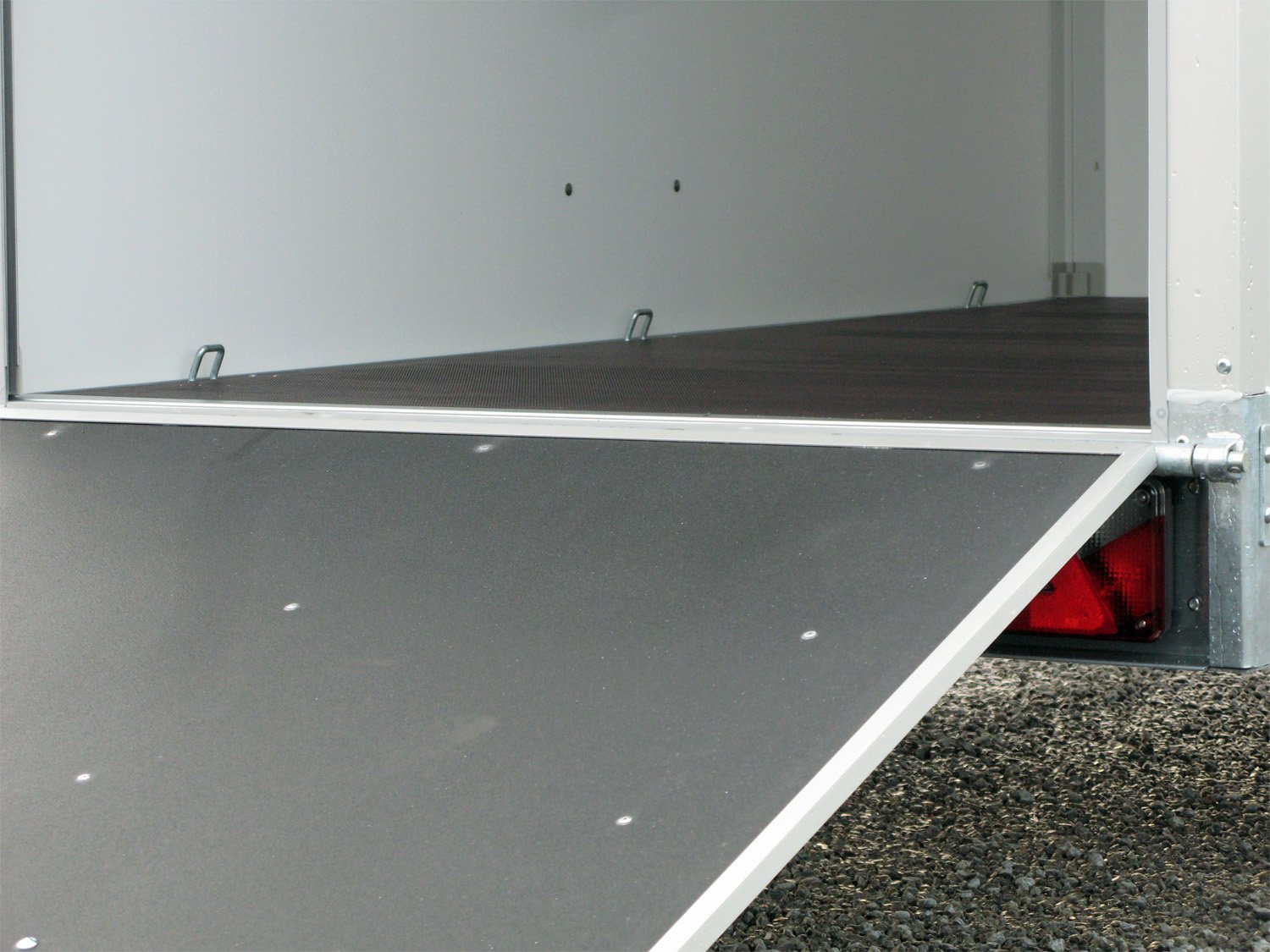 Saris DV135 mit Rampe und Seitentüre – Kofferanhänger – 1350 kg – Bild 17