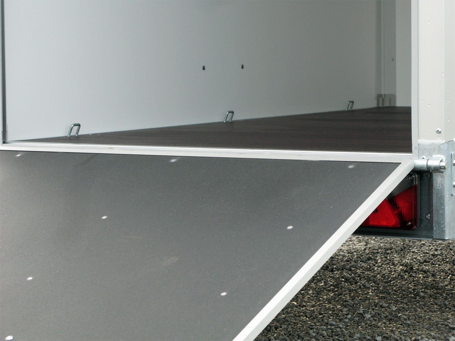 Saris DV135 mit Rampe und Seitentüre – Kofferanhänger – 1350 kg – Bild 18