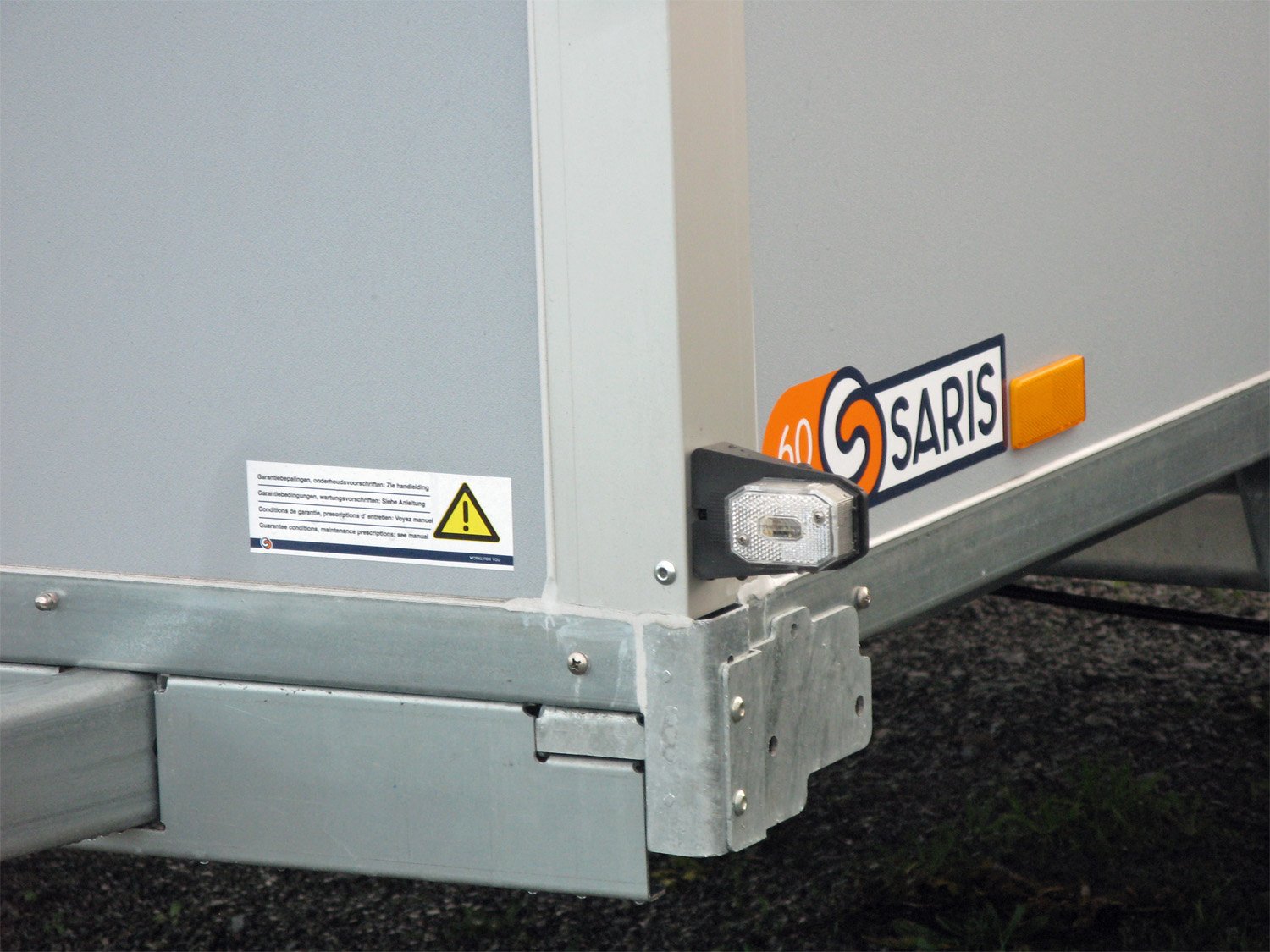 Saris DV135 mit Rampe und Seitentüre – Kofferanhänger – 1350 kg – Bild 19