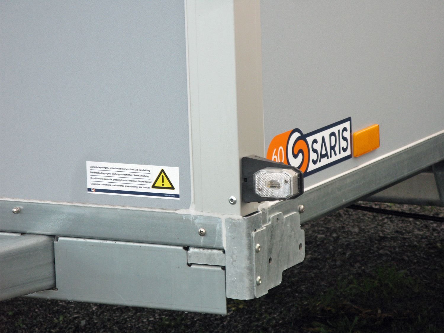 Saris DV135 mit Rampe und Seitentüre – Kofferanhänger – 1350 kg – Bild 20