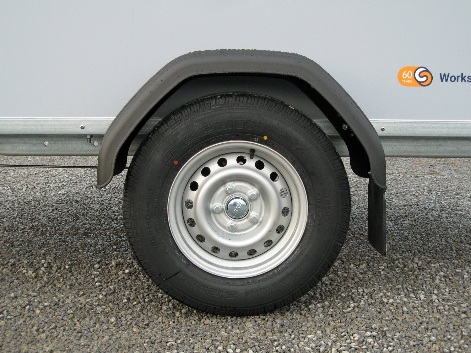 Saris DV135 mit Rampe und Seitentüre – Kofferanhänger – 1350 kg – Bild 21
