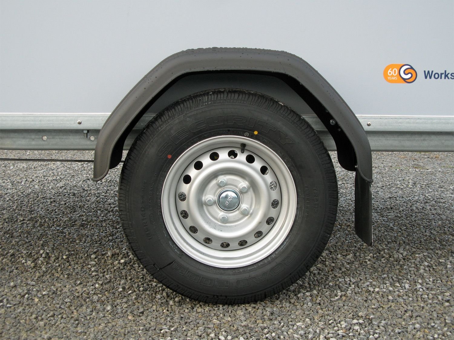 Saris DV135 mit Rampe und Seitentüre – Kofferanhänger – 1350 kg – Bild 22