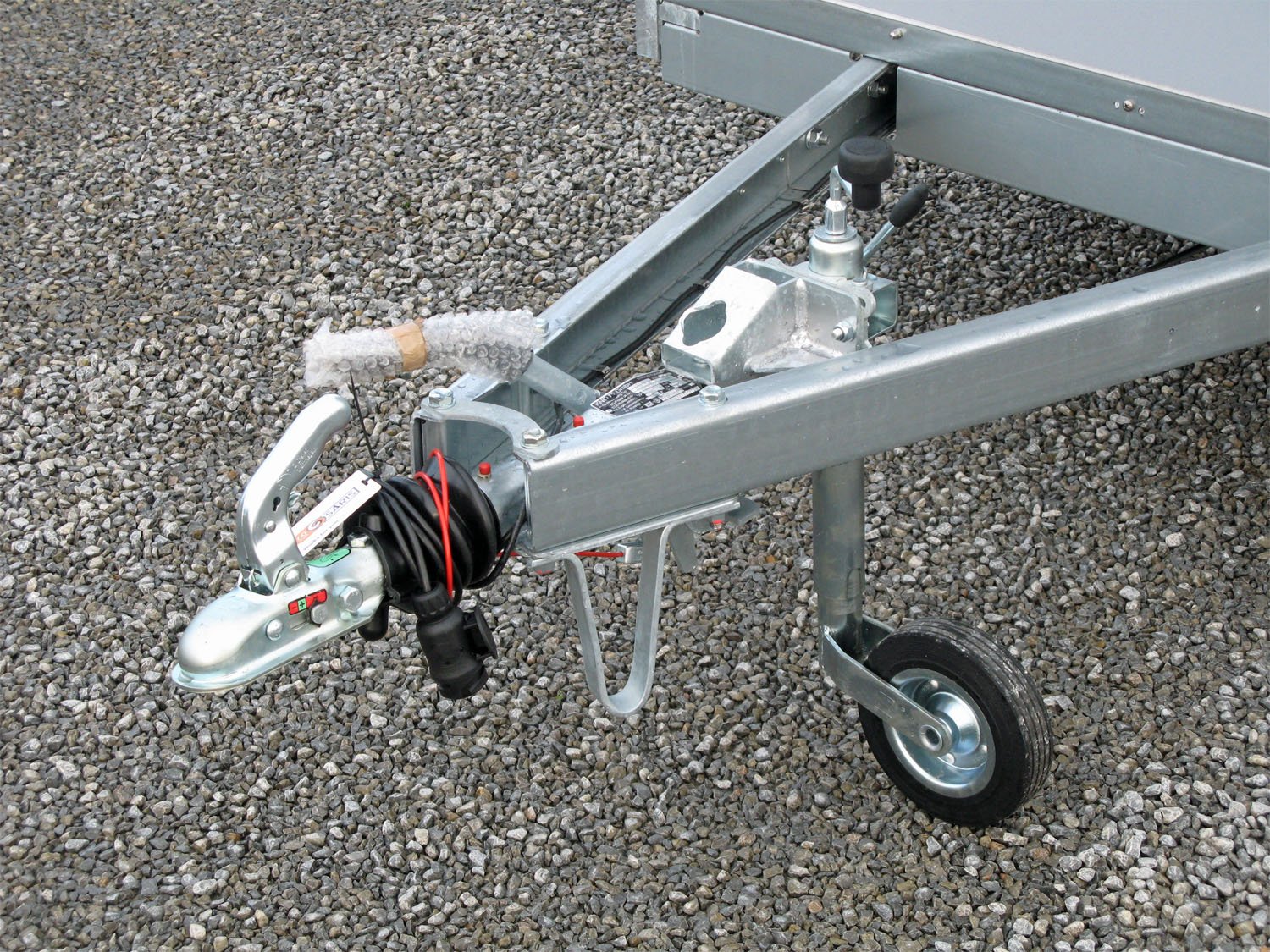 Saris DV135 mit Rampe und Seitentüre – Kofferanhänger – 1350 kg – Bild 23