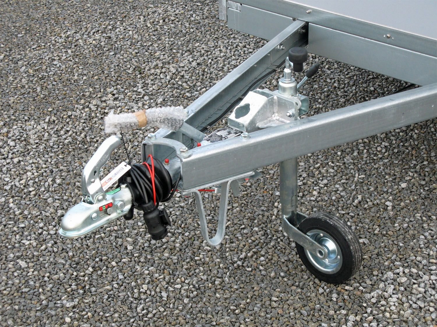 Saris DV135 mit Rampe und Seitentüre – Kofferanhänger – 1350 kg – Bild 24