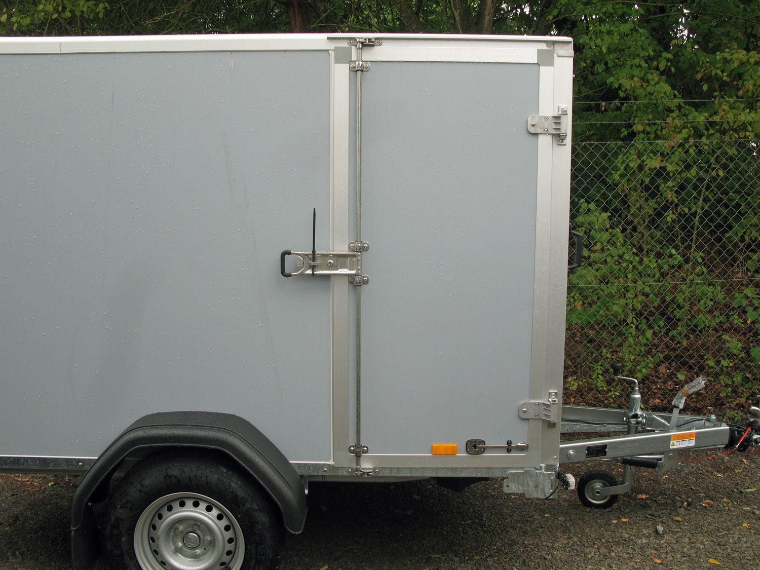 Saris DV135 mit Rampe und Seitentüre – Kofferanhänger – 1350 kg – Bild 26